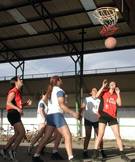 Mujeres jugando al baloncesto