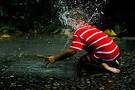 niño jugando con agua